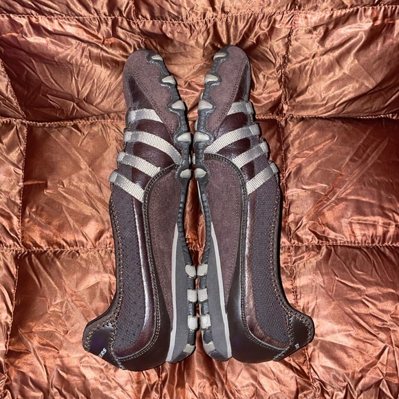 NWOT Skechers Women's Dark Brown Slip-On Sneakers.  Size 6.5 - Picture 3 of 5